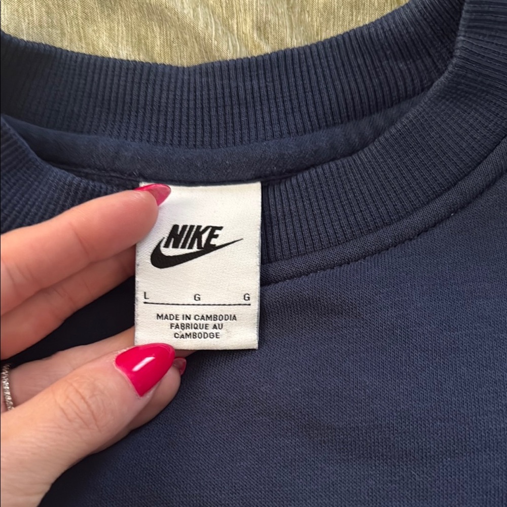 Nike youth Navy Blue crewneck sweatshirt - Picture 2 of 6